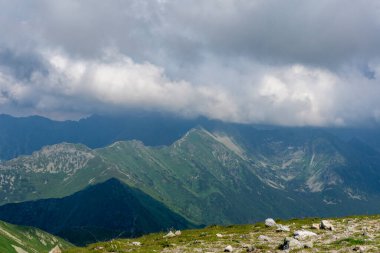 Dağların üzerinde fırtına bulutları. Tatra Dağları.