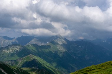 Dağların üzerinde fırtına bulutları. Tatra Dağları.