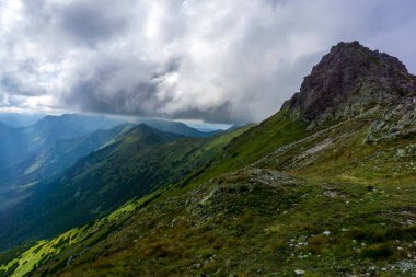 Dağ sırasındaki büyük bulutlar. Tatra Dağları.