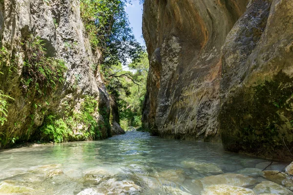 Rio Chillar yürüyüş yolu. Nerja, Malaga, İspanya.