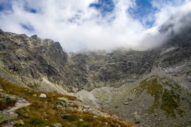 Yüksek Tatraların tepelerinde bulutlar.