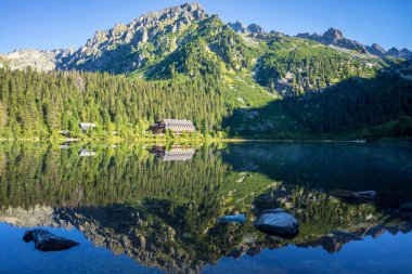 Popradske Slovakya 'daki çok güzel bir dağ gölü..