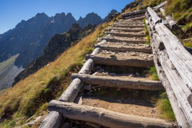 Slovakya 'daki dağ yolu. Yüce Tatras. Koprovsky zirvesi.