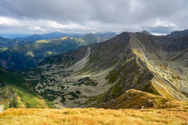 Salatin 'in tepesinden manzara çok güzel. Batı Tatras. Slovakya.