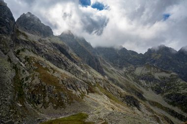 High Tatras 'ın tepelerinde bulutlar. Kozia Vadisi manzarası. Polonya.