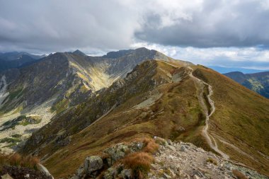 Salatin 'e giden patika. Batı Tatras. Slovakya.