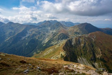 Hruby Vrch 'a giden dağ yolu. Batı Tatras.