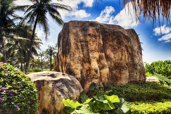 Grandes rocas entre la vegetación tropical de la isla de Hainan - C —  Fotos de Stock