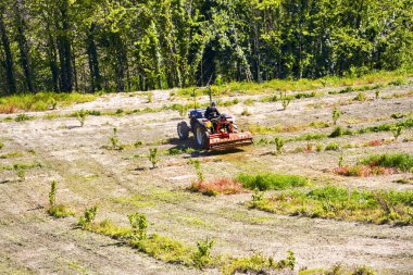 Traktör ile alanlarda tarımsal iş