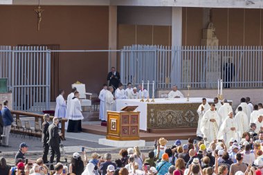 Ostia Lido - Roma, İtalya 3 Haziran 2018: Roma'nın bir ilçesi Sant Monica meydanda Ostia Lido Corpus Domini ayinde Papa Francesco Bergoglio kutluyor.