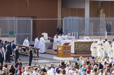 Ostia Lido - Roma, İtalya, 3 Haziran 2018: kutlamak için Sant Monica meydanda Ostia Lido - Roma Corpus Domini ayinde Papa Francesco Bergoglio Başlat