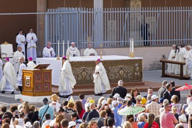 Ostia Lido - Roma, İtalya 3 Haziran 2018: Roma'nın bir ilçesi Sant Monica meydanda Ostia Lido Corpus Domini ayinde Papa Francesco Bergoglio kutluyor.
