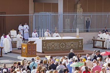 Ostia Lido - Roma, İtalya 3 Haziran 2018: Roma'nın bir ilçesi Sant Monica meydanda Ostia Lido Corpus Domini ayinde Papa Francesco Bergoglio kutluyor.