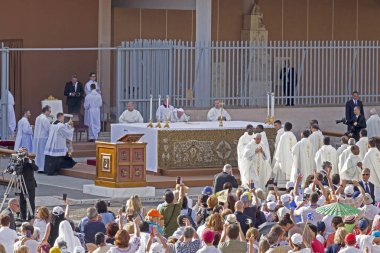 Ostia Lido - Roma, İtalya 3 Haziran 2018: Roma'nın bir ilçesi Sant Monica meydanda Ostia Lido Corpus Domini ayinde Papa Francesco Bergoglio kutluyor.