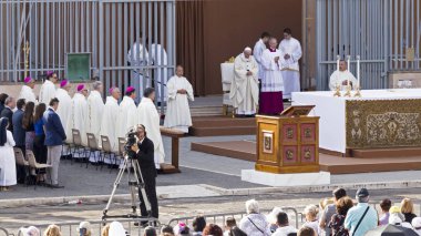 Ostia Lido - Roma, İtalya 3 Haziran 2018: Roma'nın bir ilçesi Sant Monica meydanda Ostia Lido Corpus Domini ayinde Papa Francesco Bergoglio kutluyor.