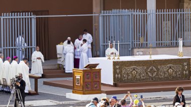 Ostia Lido - Roma, İtalya 3 Haziran 2018: Roma'nın bir ilçesi Sant Monica meydanda Ostia Lido Corpus Domini ayinde Papa Francesco Bergoglio kutluyor.