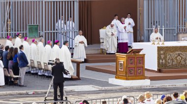 Ostia Lido - Roma, İtalya 3 Haziran 2018: Roma'nın bir ilçesi Sant Monica meydanda Ostia Lido Corpus Domini ayinde Papa Francesco Bergoglio kutluyor.