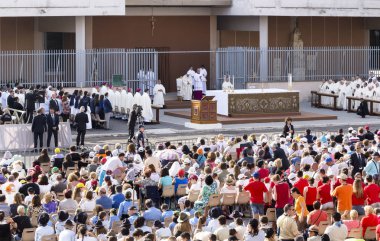 Ostia Lido - Roma, İtalya 3 Haziran 2018: Roma'nın bir ilçesi Sant Monica meydanda Ostia Lido Corpus Domini ayinde Papa Francesco Bergoglio kutluyor.