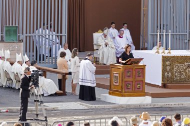 Ostia Lido - Roma, İtalya 3 Haziran 2018: Roma'nın bir ilçesi Sant Monica meydanda Ostia Lido Corpus Domini ayinde Papa Francesco Bergoglio kutluyor.