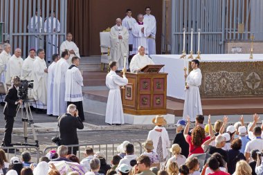 Ostia Lido - Roma, İtalya 3 Haziran 2018: Roma'nın bir ilçesi Sant Monica meydanda Ostia Lido Corpus Domini ayinde Papa Francesco Bergoglio kutluyor.