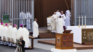 Ostia Lido - Roma, İtalya 3 Haziran 2018: Roma'nın bir ilçesi Sant Monica meydanda Ostia Lido Corpus Domini ayinde Papa Francesco Bergoglio kutluyor.