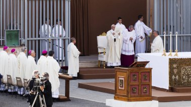 Ostia Lido - Roma, İtalya 3 Haziran 2018: Roma'nın bir ilçesi Sant Monica meydanda Ostia Lido Corpus Domini ayinde Papa Francesco Bergoglio kutluyor.