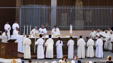 Ostia Lido - Roma, İtalya 3 Haziran 2018: Roma'nın bir ilçesi Sant Monica meydanda Ostia Lido Corpus Domini ayinde Papa Francesco Bergoglio kutluyor.