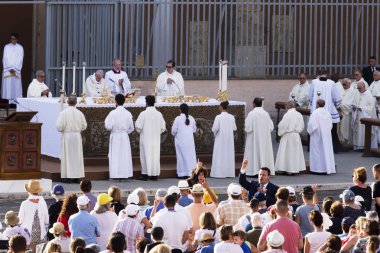 Ostia Lido - Roma, İtalya 3 Haziran 2018: Roma'nın bir ilçesi Sant Monica meydanda Ostia Lido Corpus Domini ayinde Papa Francesco Bergoglio kutluyor.