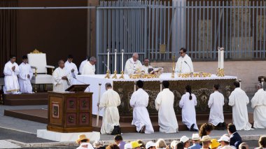 Ostia Lido - Roma, İtalya 3 Haziran 2018: Roma'nın bir ilçesi Sant Monica meydanda Ostia Lido Corpus Domini ayinde Papa Francesco Bergoglio kutluyor.