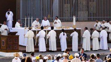 Ostia Lido - Roma, İtalya 3 Haziran 2018: Roma'nın bir ilçesi Sant Monica meydanda Ostia Lido Corpus Domini ayinde Papa Francesco Bergoglio kutluyor.