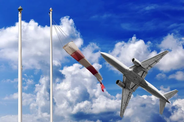 Самолет взлетает в красивом летнем небе с красным и белым ветром — стоковое фото