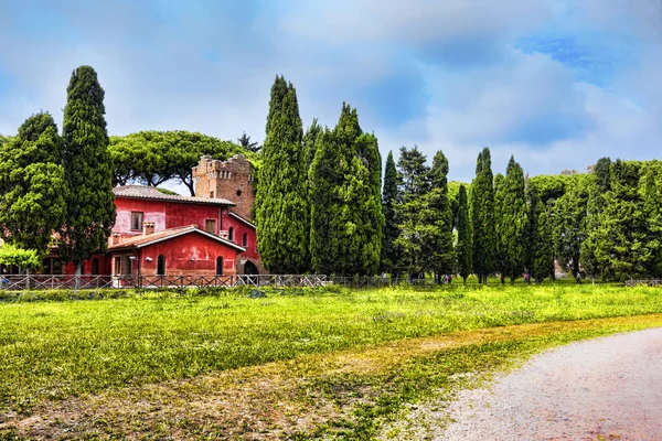 Panorama Campagna Con Antico Casale Circondato Prato Cipressi Italia — Foto Stock