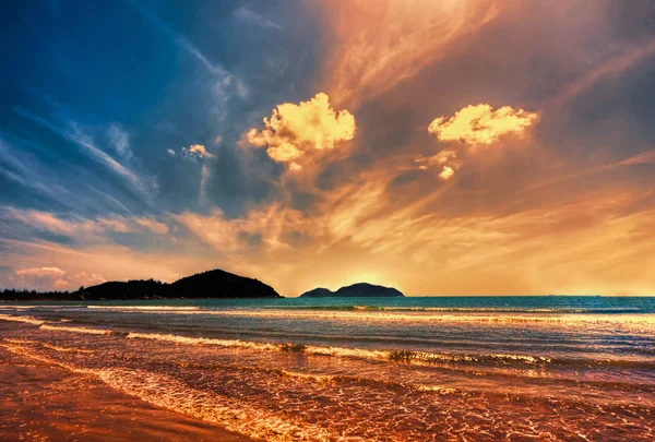 中国海南省のビーチの島の熱帯の夕日 — ストック写真