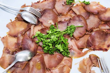 Crudits seçici odak balığı carpaccio ile servis tabağı üzerinde balık