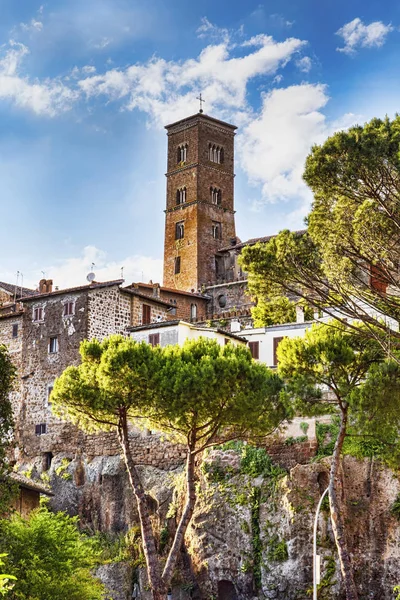 Sutri ortaçağ köyü ve çan kulesi Kutsal Meryem Varsayım s eş Katedrali kısa bir bakış  