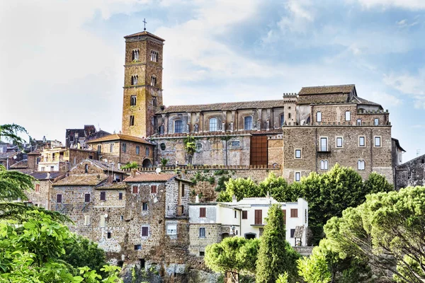 Cityscape Sutri antik köy ve çan kulesi Kutsal Meryem Varsayım s eş Katedrali  