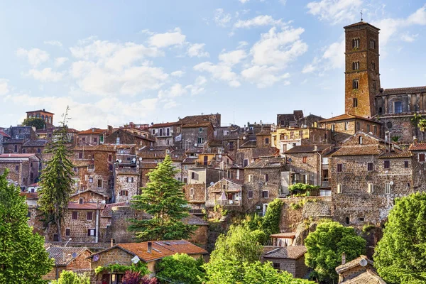 Cityscape Sutri antik köy ve çan kulesi Kutsal Meryem Varsayım s eş Katedrali  