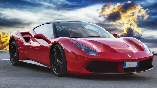 Rome, İtalya - 24 Haziran 2018: Lüks model spor araba Ferrari 488 Gtb doğal bir arka plan üzerine yerleştirilir. Ferrari 488 2015, 3.9 litrelik tarafından desteklenmektedir beri üretilen bir İtalyan spor otomobil olduğunu ikiz turbo V8.