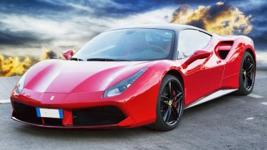 Rome, İtalya - 24 Haziran 2018: Lüks model spor araba Ferrari 488 Gtb doğal bir arka plan üzerine yerleştirilir. Ferrari 488 2015, 3.9 litrelik tarafından desteklenmektedir beri üretilen bir İtalyan spor otomobil olduğunu ikiz turbo V8.