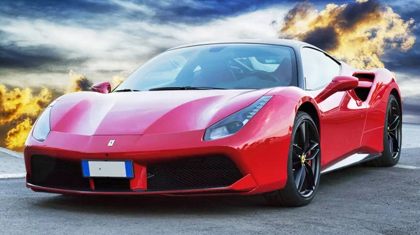 Rome, İtalya - 24 Haziran 2018: Lüks model spor araba Ferrari 488 Gtb doğal bir arka plan üzerine yerleştirilir. Ferrari 488 2015, 3.9 litrelik tarafından desteklenmektedir beri üretilen bir İtalyan spor otomobil olduğunu ikiz turbo V8.
