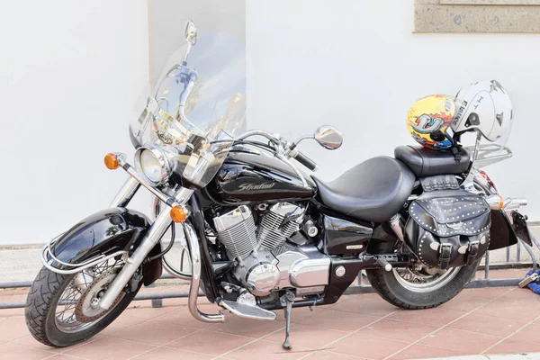 Rome, İtalya - 27 Haziran 2018: Güzel özel motosiklet Honda Shadow 750 deniz Roma Park. 1988'den beri Japonya'da Honda tarafından üretilen.