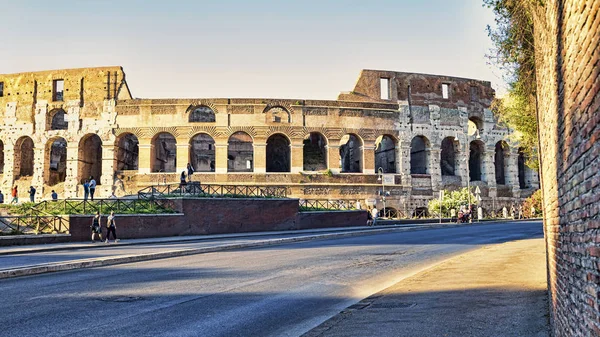 Roma Giugno 2018 Uno Sguardo Colosseo Una Serata Estiva Con — Foto Stock