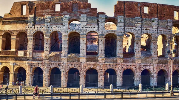 Rome, İtalya - 30 Haziran 2018: Colosseum bir yaz akşamı fotoğrafları alarak Roma güzellikleri zevk turistlerin bakış.