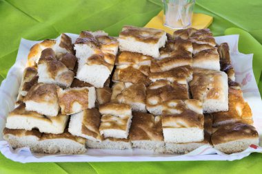 Birçok düz ekmek parçalarını dış taraf - seçici odak için kağıt tepsisini yılları arasında görev yapmıştır