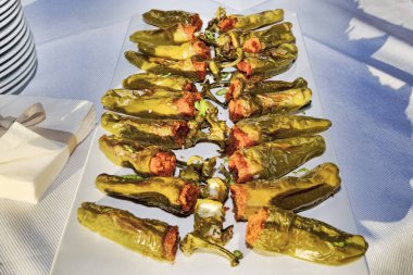 Beyaz tepsi içinde birçok friggitelli biber