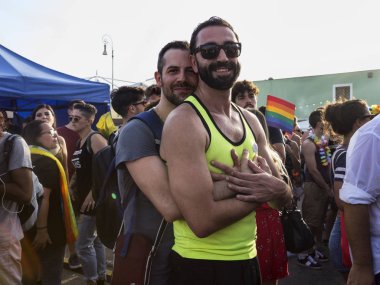 Ostia Lido Roma, İtalya - 14 Temmuz 2018: çift Lazio gurur etkinliğe katılmak ve kamera için mutlu oluşturmaktadır. Lazio s olay hakları, koruma ve Lgbti insanların (Lezbiyen, Gay, Bisex, Trans ve interseks gurur gurur).
