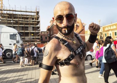 Ostia Lido Roma, İtalya - 14 Temmuz 2018: sevimli çocuk pozlar Roma Lazio gurur günü kamera için. Lazio s olay hakları, koruma ve Lgbti insanların (Lezbiyen, Gay, Bisex, Trans ve interseks gurur gurur).