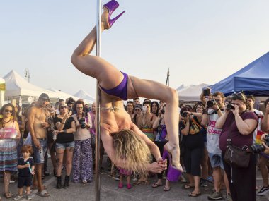 Ostia Lido Roma, İtalya - 14 Temmuz 2018: kucak dansçısı gerçekleştirir Rome.Lazio gurur Lazio gurur günü bu s olay hakları, koruma ve Lgbti insanlar (Lezbiyen, Gay, Bisex, Trans ve interseks gururu için).