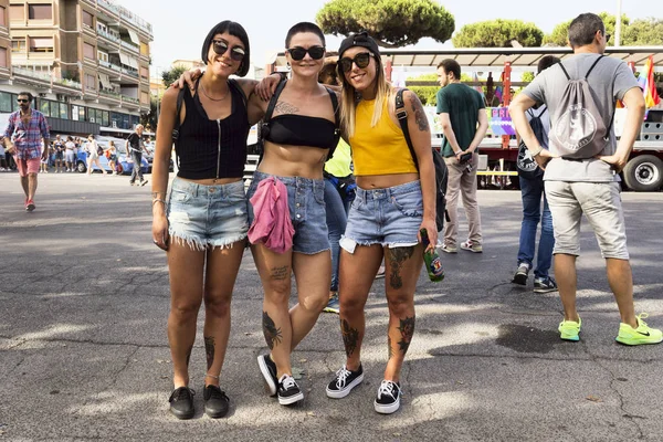 Ostia Lido Roma, İtalya - 14 Temmuz 2018: İnsanların eğlenmek ve Lazio gurur Event'de katılmak. Bu hakları, koruma ve gurur Lgbti insanların (Lezbiyen, Gay, Bisex, Trans ve interseks s olay).