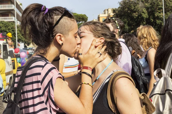 Ostia Lido Roma, İtalya - 14 Temmuz 2018: çift Lazio gurur olay sırasında öpüşme. Bu hakları, koruma ve gurur Lgbti insanların (Lezbiyen, Gay, Bisex, Trans ve interseks s olay).